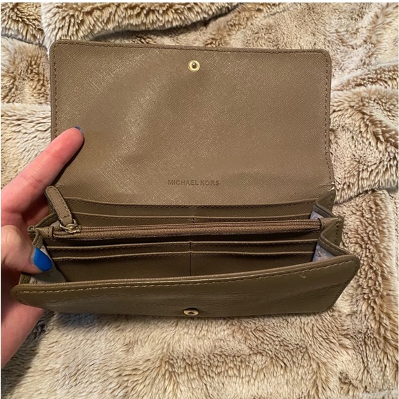 Michael Kors taupe wallet - Picture 4 of 5